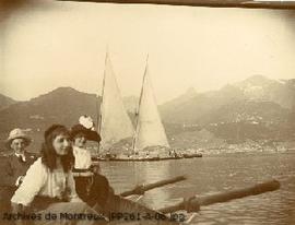 Montreux: Touristes dans une barque sur le Lac Léman au large de Montreux