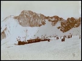 Les Rochers-de-Naye: Train Glion-Les Rochers-de-Naye et de touristes dans la neige