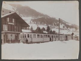 Rossinière: Train Montreux Oberland bernois (MOB) à la gare de Rossinière