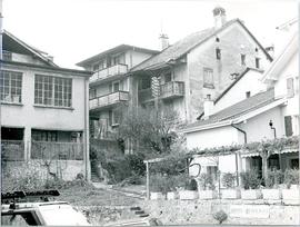 Photographie d'un groupe de bâtiments villageois