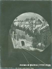 Jaman: Tunnel train Montreux-Oberland bernois (MOB) devant Jaman