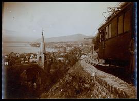 Montreux: Train Montreux-Oberland bernois (MOB) derrière l'Église Saint-Vincent