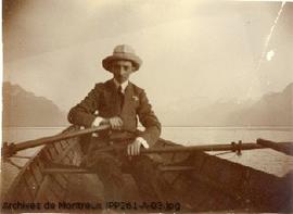 Montreux: Touriste dans une barque sur le Lac Léman au large de Montreux