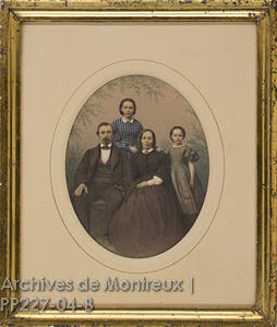 Portrait photographique de Marc Falquier, sa femme Ida Visinand (1824-1907) et leurs filles Ida F...