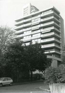 Photographie d'un immeuble à l'angle de la rue du Théâtre et de l'avenue Nestlé