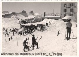 Rochers-de-Naye : Skieurs devant le Grand Hôtel des  Rochers-de-Naye